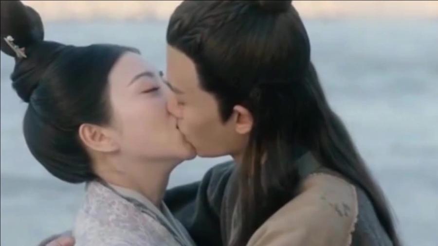婧婧整理卧室
